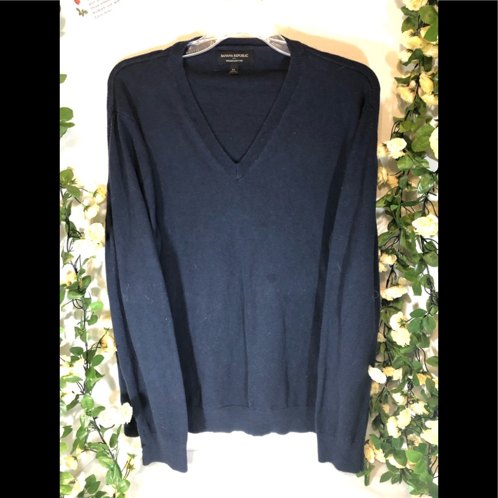 Banana Republic men’s long sleeve V neck sweater